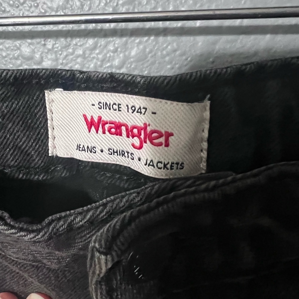 NWT Wrangler Mid-Rise Vintage Distress Denim Short WomenS Sz 8/29 Black Wash NEW - Picture 3 of 6